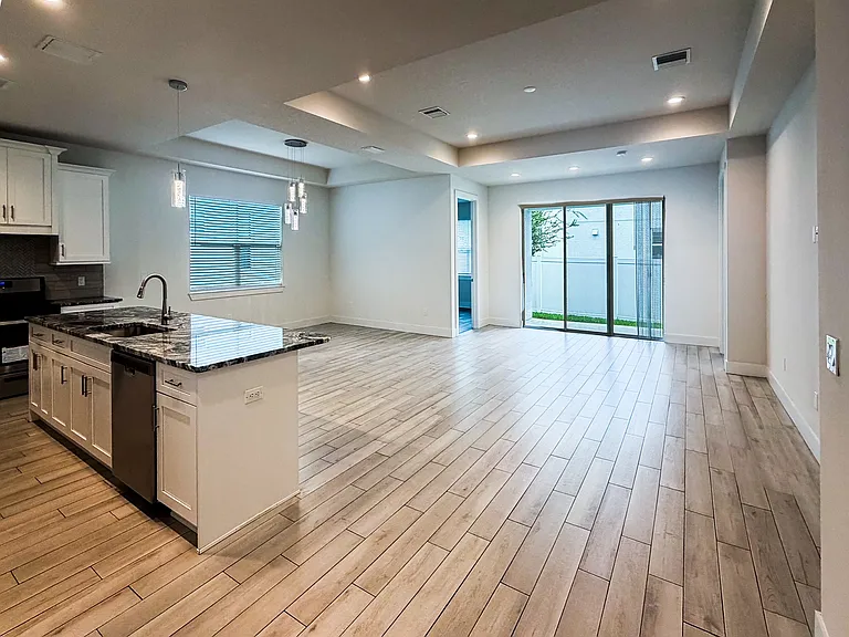 2065 Paragon Cir W — Photo 3