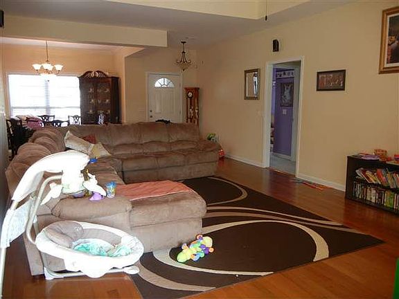 3rd image of 204 Bellwood Trl