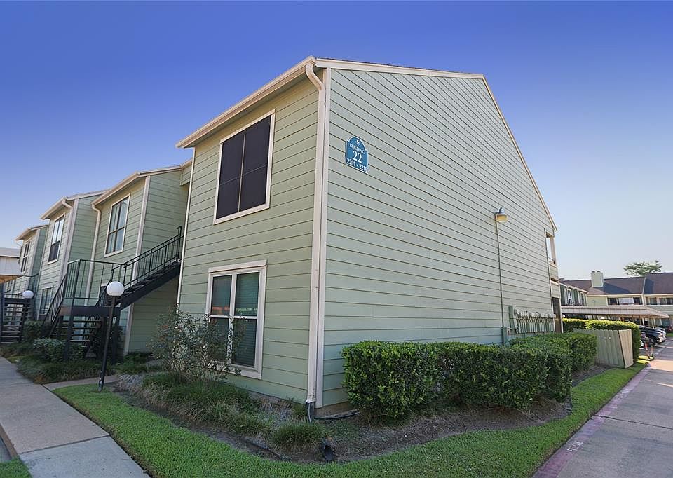 Welcome to your new home at Waterman Crossing! Unit 2214 is the top unit, with a balcony that has a view of the tennis courts.