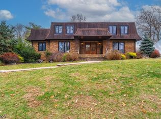 17 Rolling Hill Way, Clark, NJ 07066