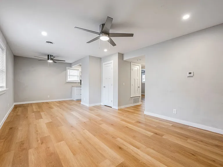 811 N Pleasant St — Photo 10