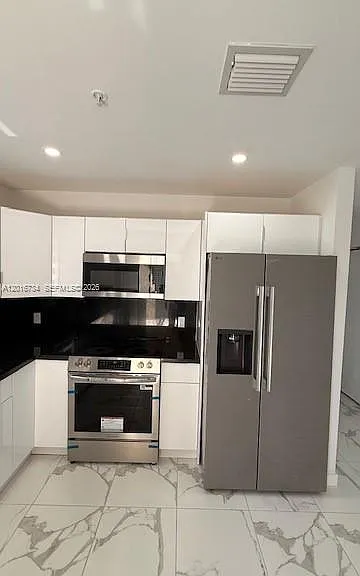 811 E 52nd St #102 — Photo 19
