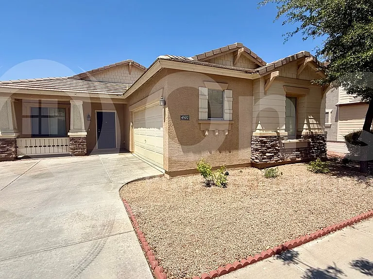 4502 E Oxford Ln — Photo 2