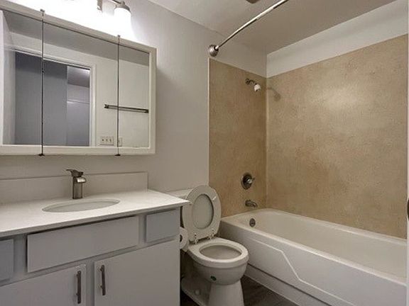 5th image of 351 Vuemont Pl NE APT 301
