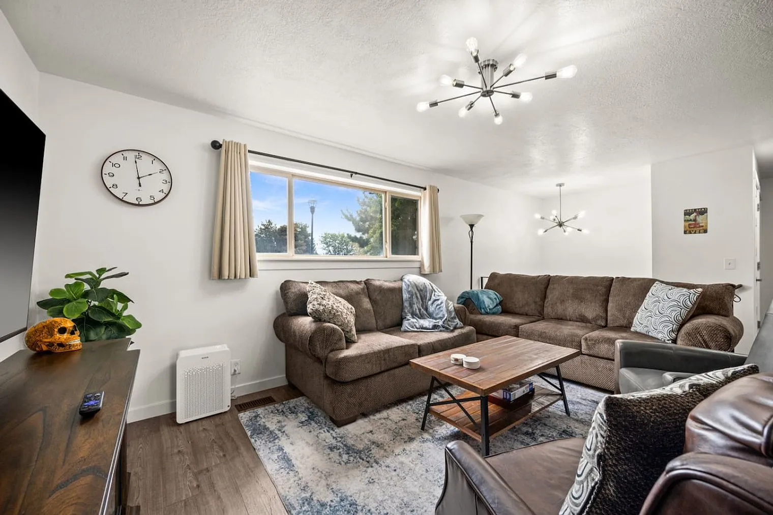 5 bed, 2.0 bath, $8,262 — Photo 2