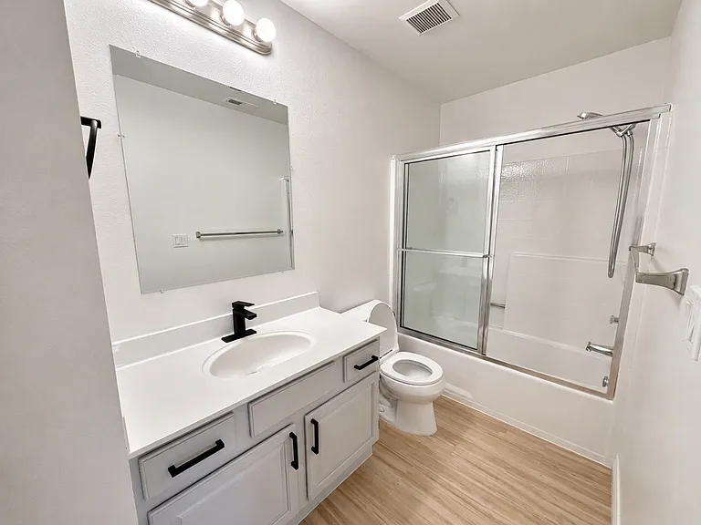 Full bathroom 1