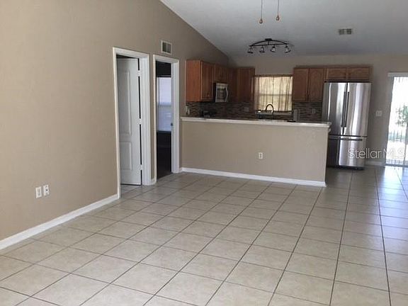 4th image of 635 Robin Ln