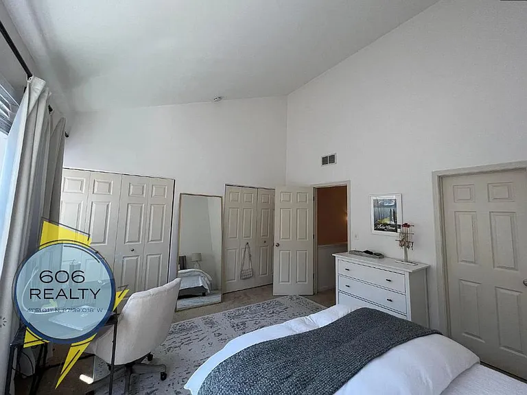 220 W Scott St #G — Photo 15