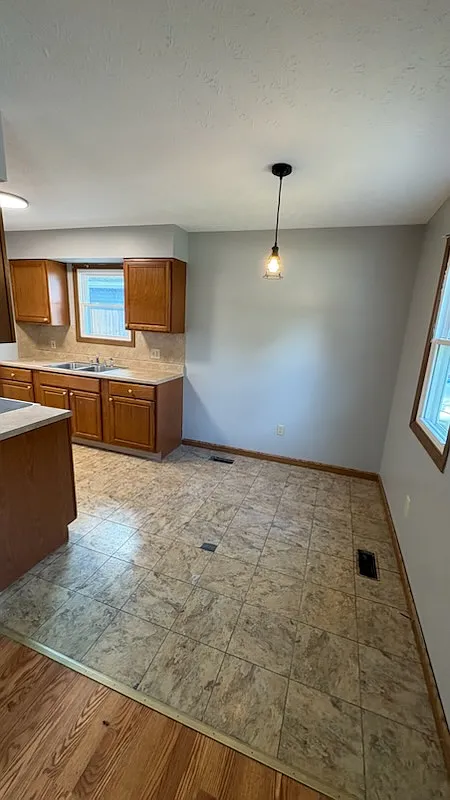 3 bed, 960 sqft, $1,600 — Photo 3