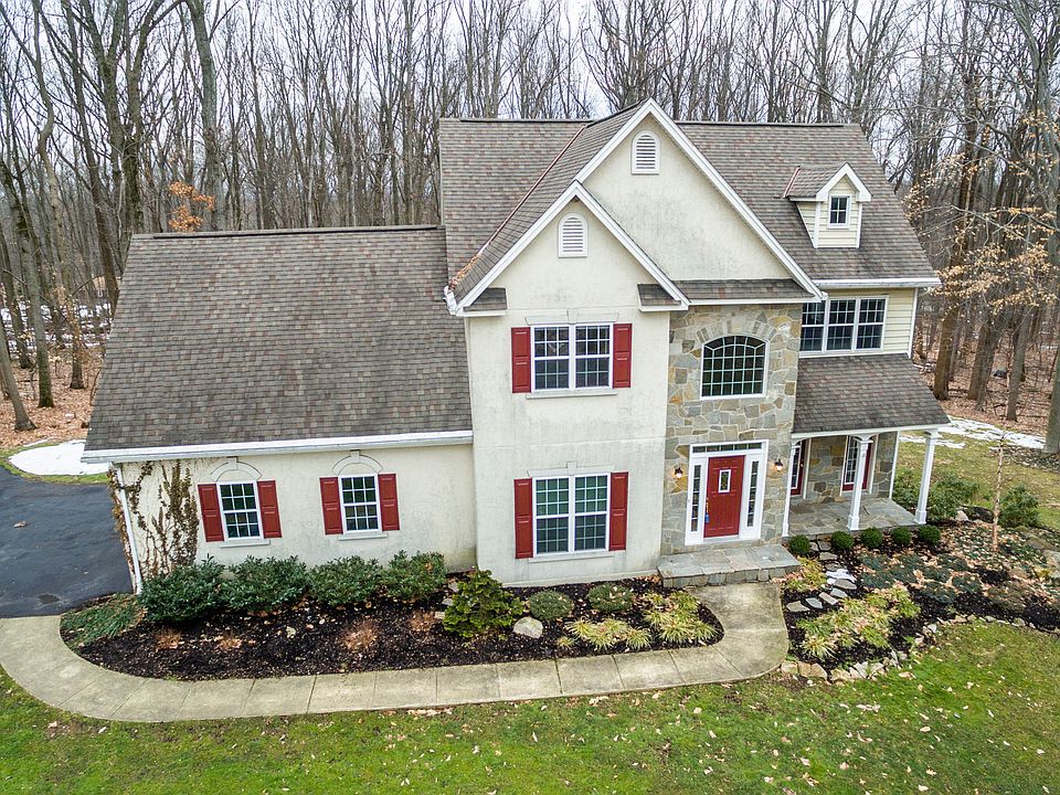 Welcome to 15 Hillside Cir!
