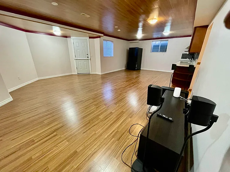 198XX 69a Ave #BASEMENT — Photo 3