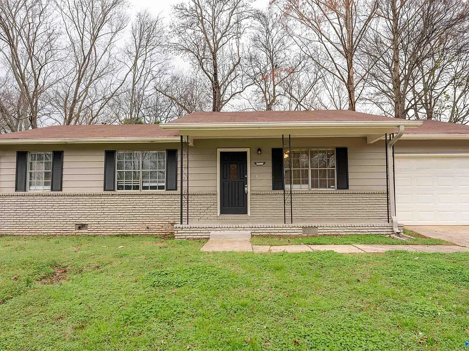 514 Lisa Ln NW