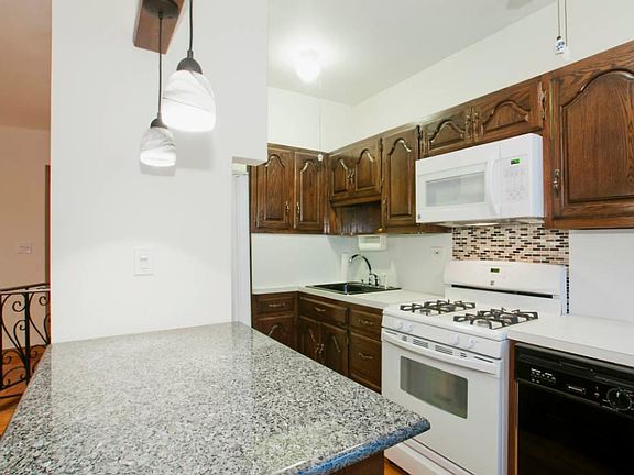 3rd image of 125 W 56th St APT 1a