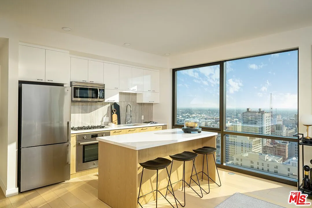 2 bed, 2.0 bath, 941 sqft, $3,800 — Photo 2