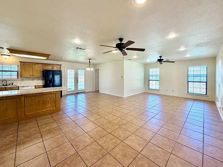525 W Lloyd St — Photo 4