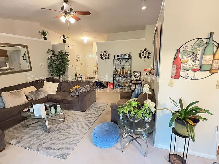 467 Springmont Ct — Photo 4