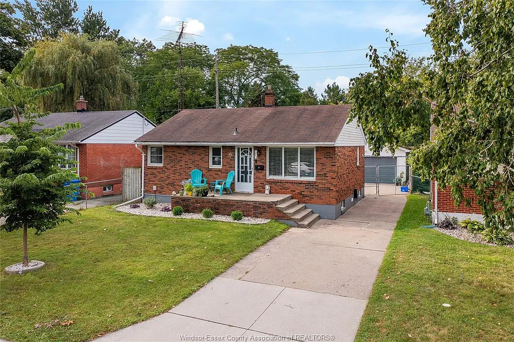 4 bed, $3,000 — Photo 1