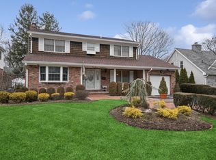 177 Bourndale Rd N, Manhasset, NY 11030