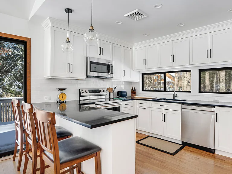 10 Wooded Oak Ln — Photo 9