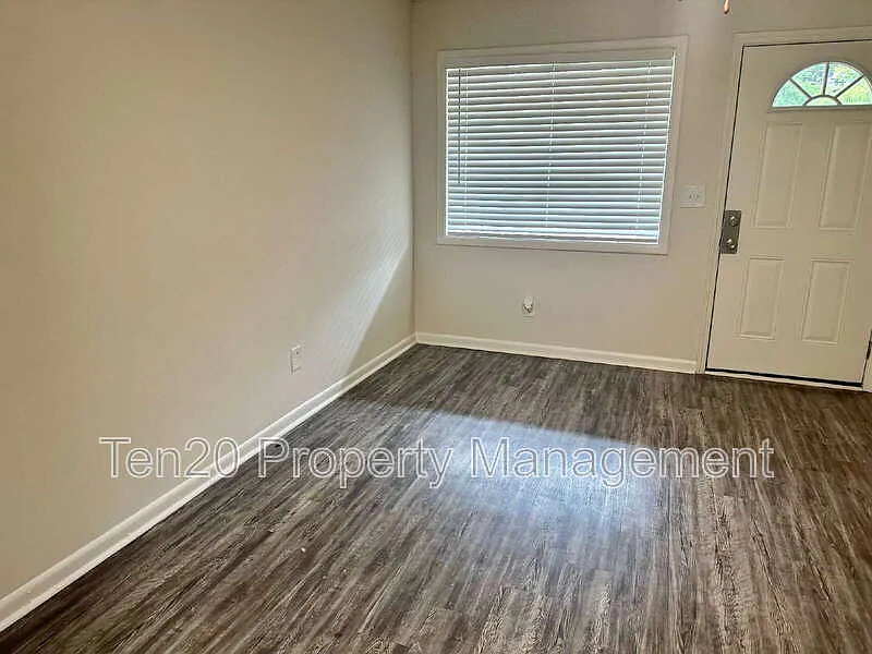 2 bed, 1.0 bath, $800 — Photo 3