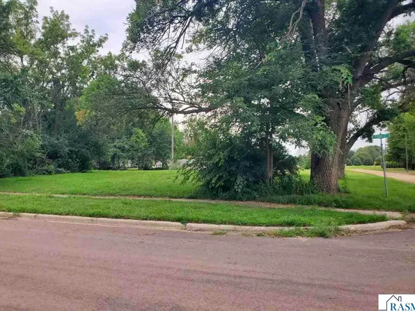 295 8th St, Bingham Lake, MN 56118