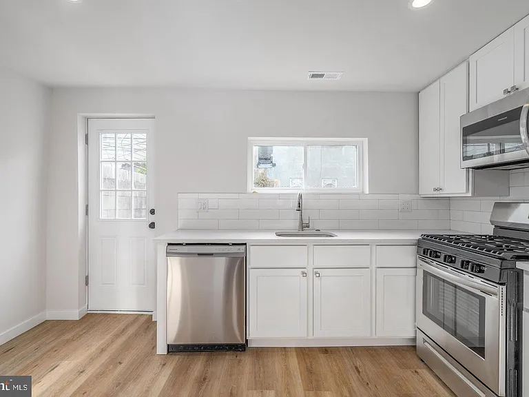 438 Dudley St — Photo 5