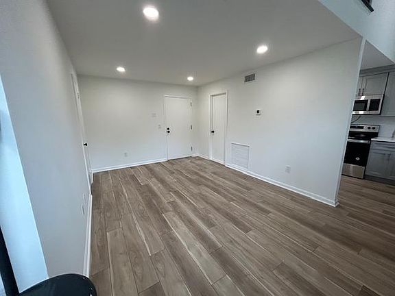 4th image of 800 Bloomfield Ave APT 215