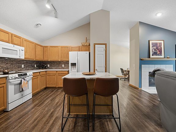 4th image of 210 Heritage Ln