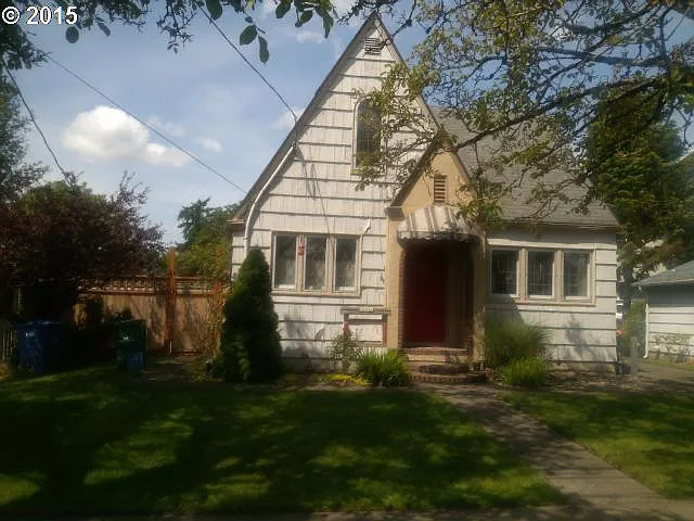 3325 SE Harrison St photo 1