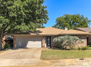 14 Los Colinas Ct, Pantego, TX 76013