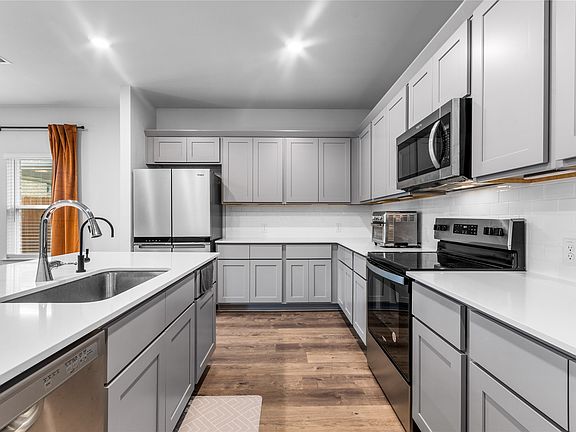 3rd image of 73 Palouse St