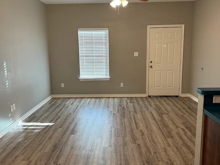 303 Janet St — Photo 17