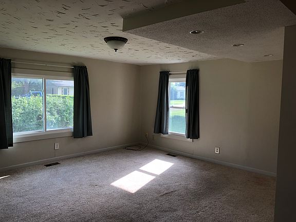 4th image of 226 E Avenue B