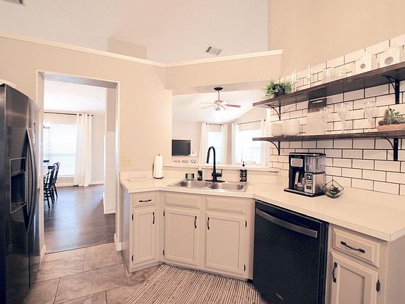2nd image of 1920 White Oak Cir