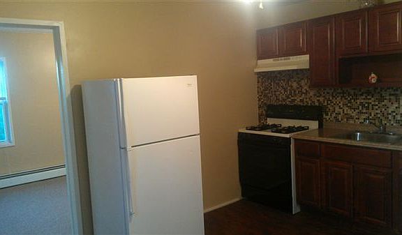 eat-in kitchen