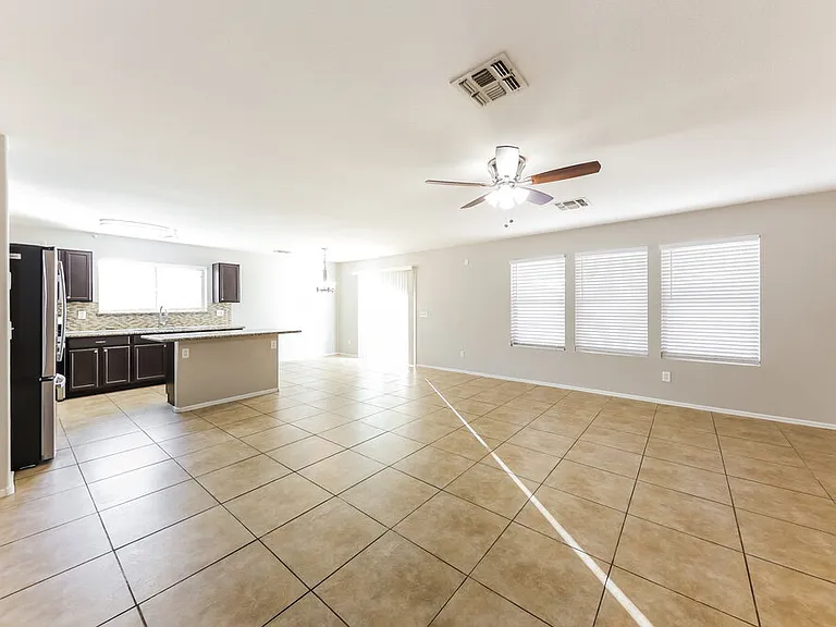 8027 W Mission Ln — Photo 4