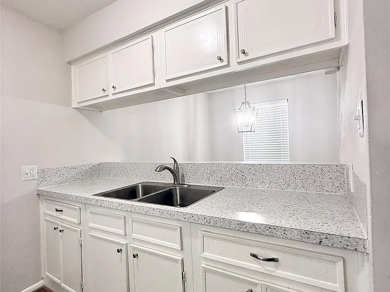 321 E Cedar St #9 — Photo 10