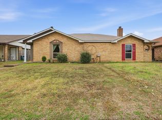 321 Gregory Ln, Grand Prairie, TX 75052