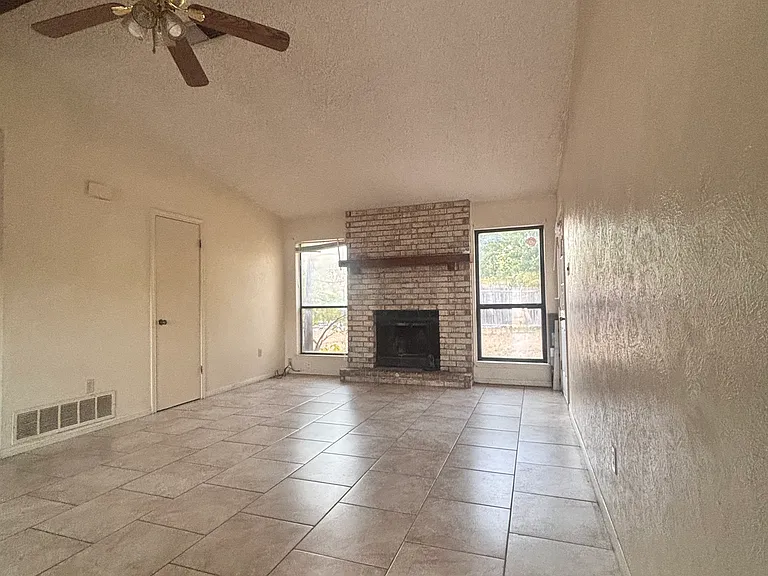 849 Michelle Dr — Photo 2