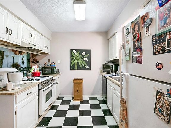 3rd image of 334 E Saint Mary Dr