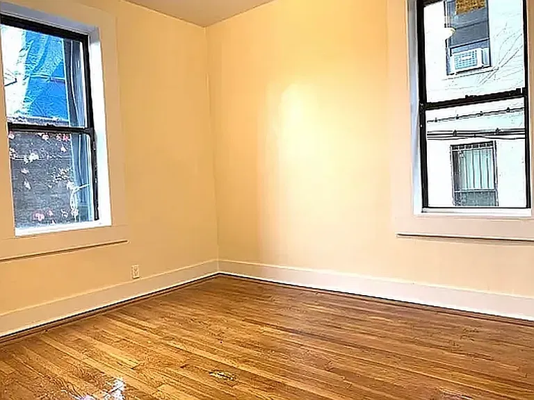 1043 E 12th St #2D — Photo 4