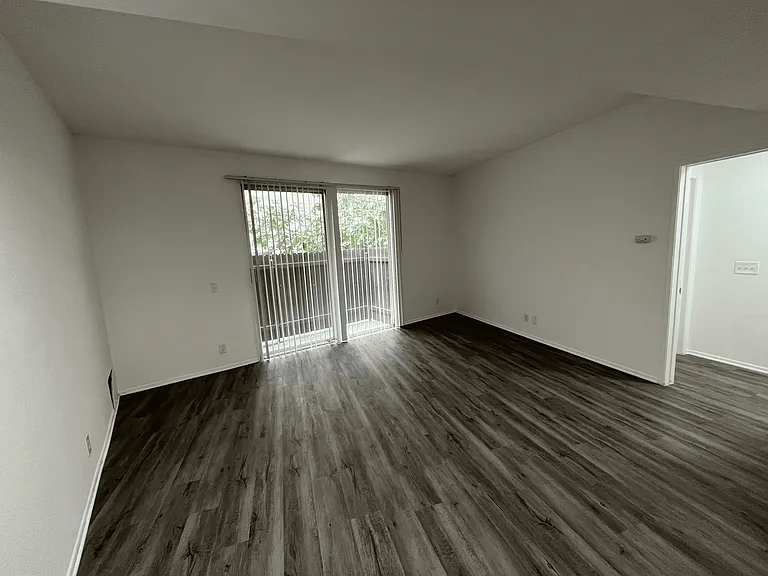 685 Kelton Ave — Photo 8