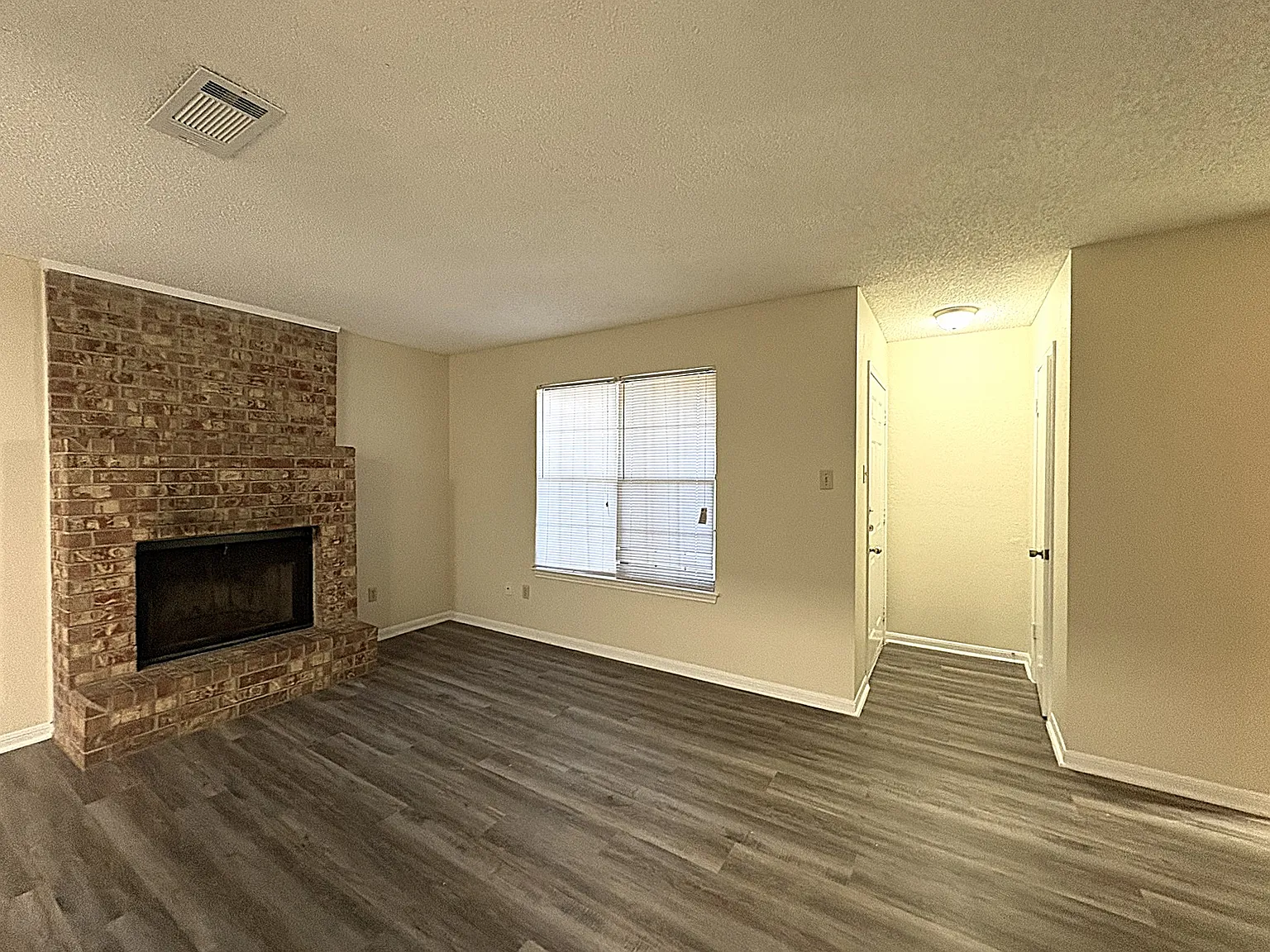 3901 Hereford Ln — Photo 4