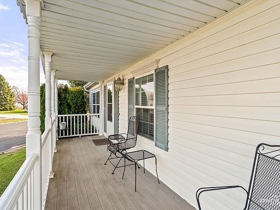 2nd image of 225 Meadowlark Ln