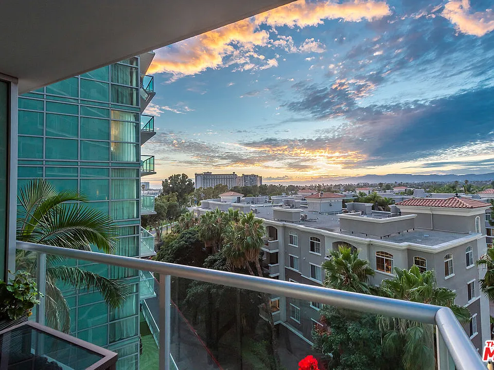 13700 Marina Pointe Dr #610