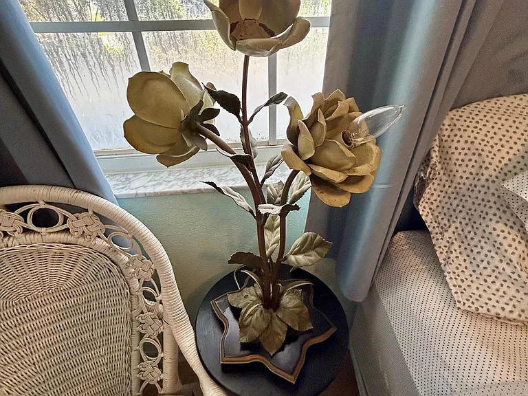 Lots of old and cute lamps! This one belonged to Aunt Rose from Philly. Loved her. Love this lamp!