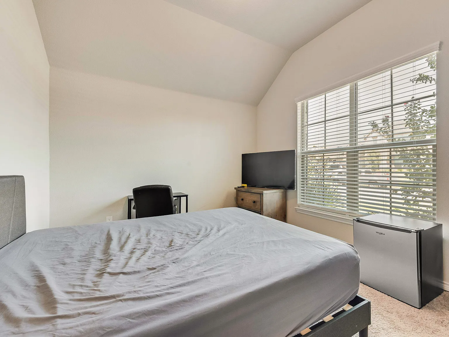 4 bed, 2.0 bath, 2050 sqft, $923 — Photo 1