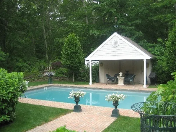 https://photos.zillowstatic.com/fp/b672534e2f6a00d98818eaeab9259430-p_e.webp