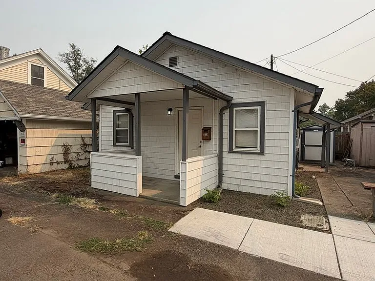 318 Washington St SW — Photo 1