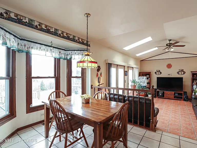 1162 Sandhurst Dr — Photo 7